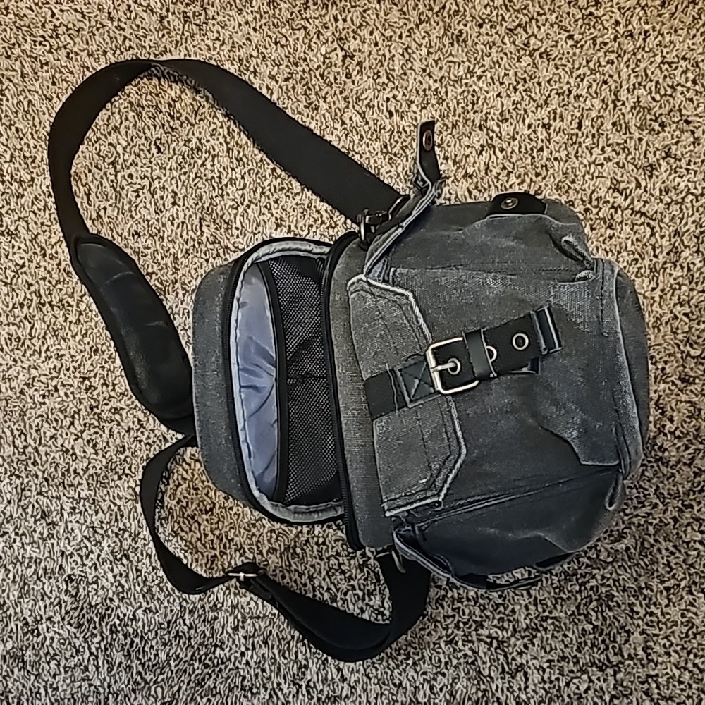 Evecase camera crossbody.